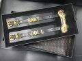 Наручники с надписью BABY DOLL от UPKO из итальянской кожи, черные с золотой фурнитурой