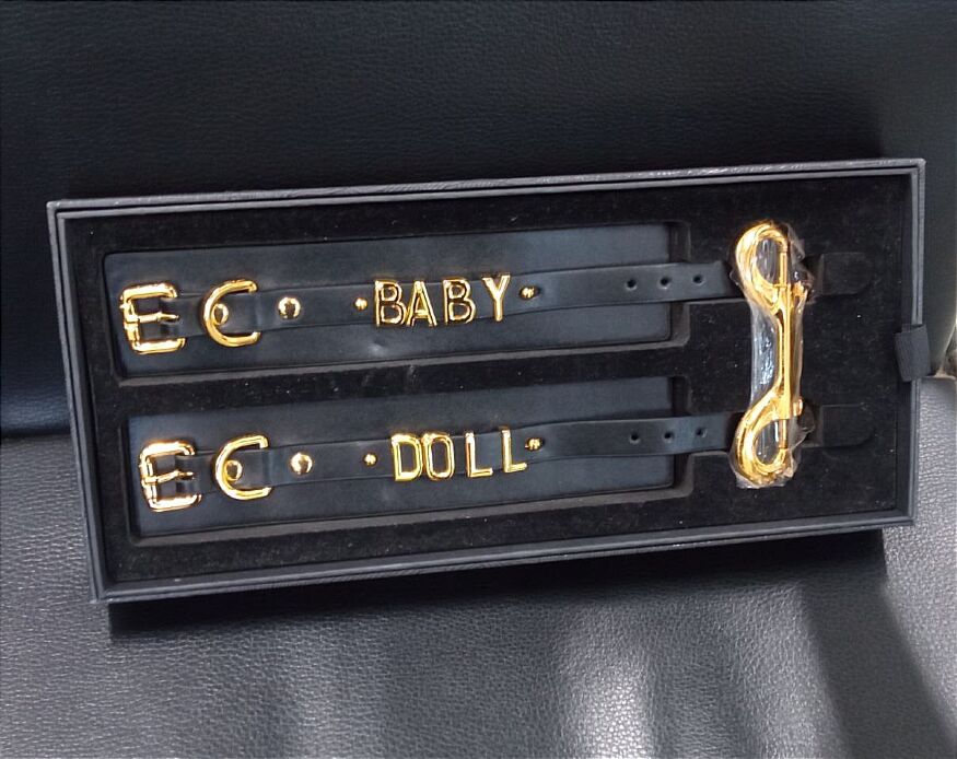 Наручники с надписью BABY DOLL от UPKO из итальянской кожи, черные с золотой фурнитурой