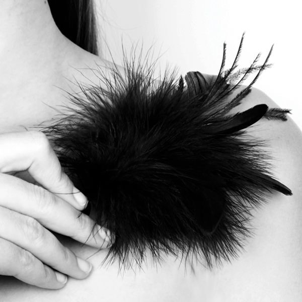 Мітелка Bijoux Indiscrets Pom Pom  -  feather tickler