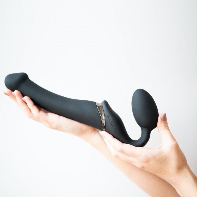 Безремневой страпон с вибрацией Strap-On-Me Vibrating Black M, диаметр 3,8 см, пульт ДУ, регулируемый