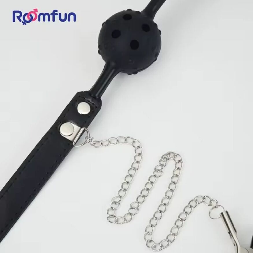 Кляп-кулька з отворами Roomfun та затискачами для сосків, чорний
