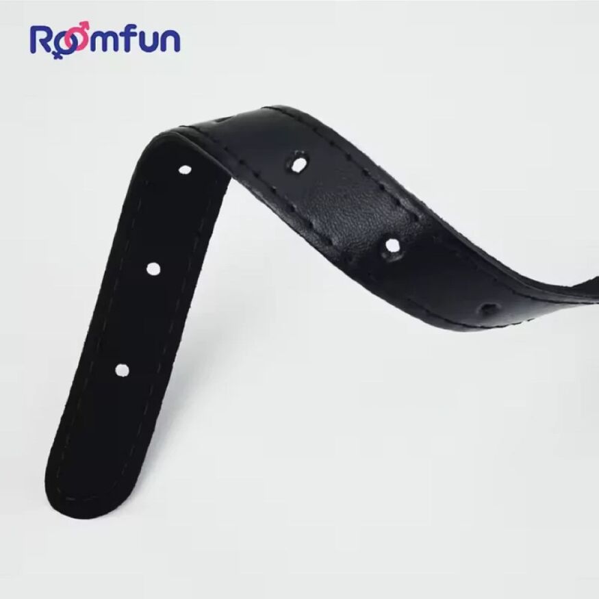 Кляп-шарик с отверстиями Roomfun с зажимами для сосков, черный-красный