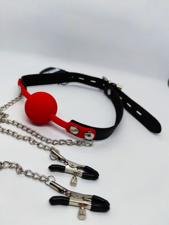 Кляп с зажимами на соски DS Fetish Locking gag with nipple clamps black/red