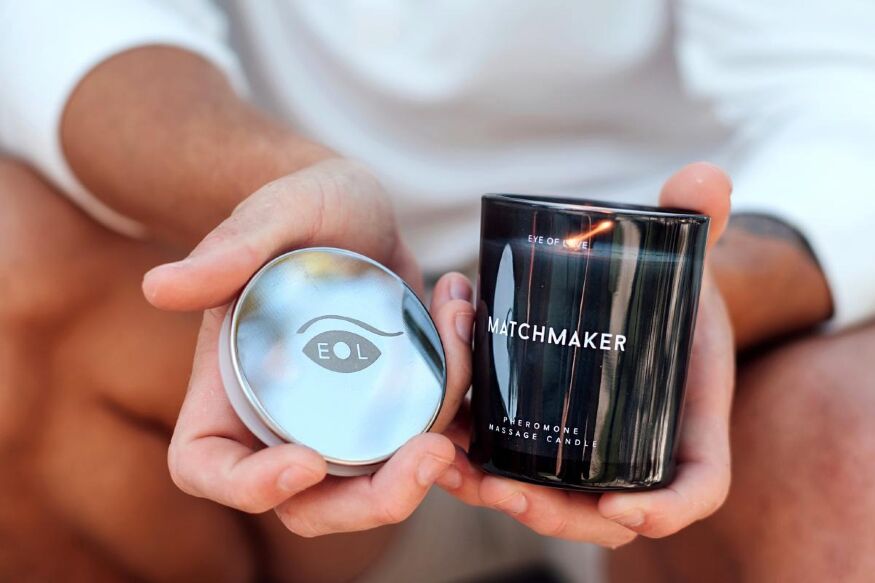 Массажная свеча с феромонами Eye Of Love Matchmaker Black Diamond в стакане, черная