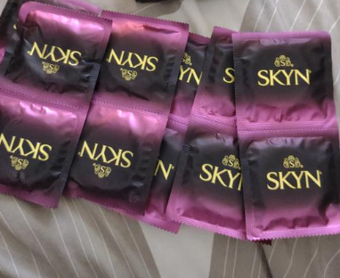 Безлатексные полиизопреновый презервативы SKYN Excitation точечные с охлаждающим еффектом (по 1шт)