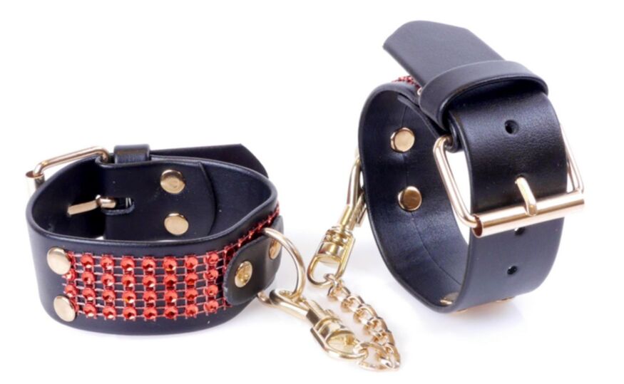 Наручники из искуственной кожи с кристаллами Fetish Boss Series - Handcuffs with cristals Red, BS3300109