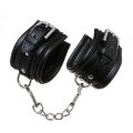 Наручники с уплотнителем  Luxury Fetish Rivet and Style BLACK