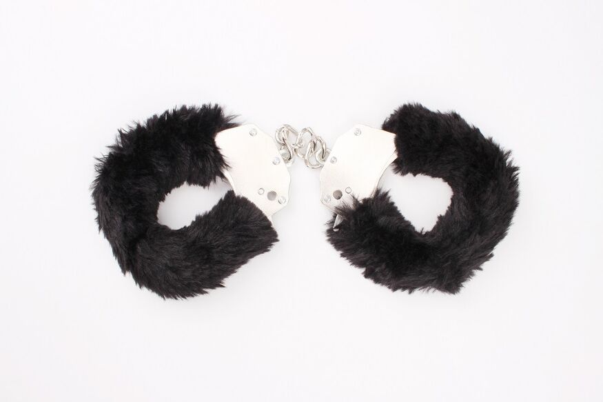 Наручники металлические Chisa Hi-Basic Fur-lined Handcuffs с черным мехом